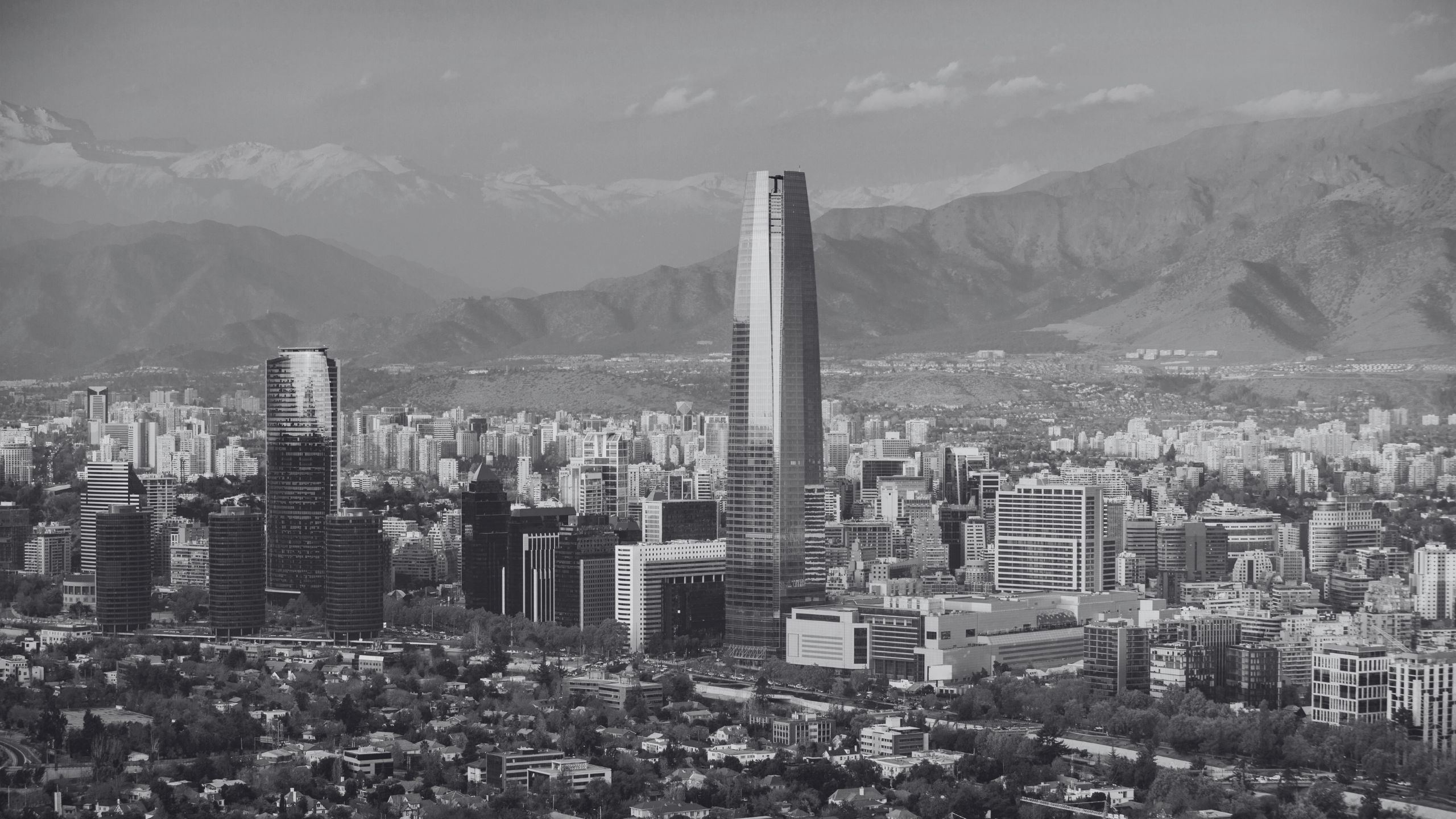 Fotografía en blanco y negro del skyline de Santiago de Chile
